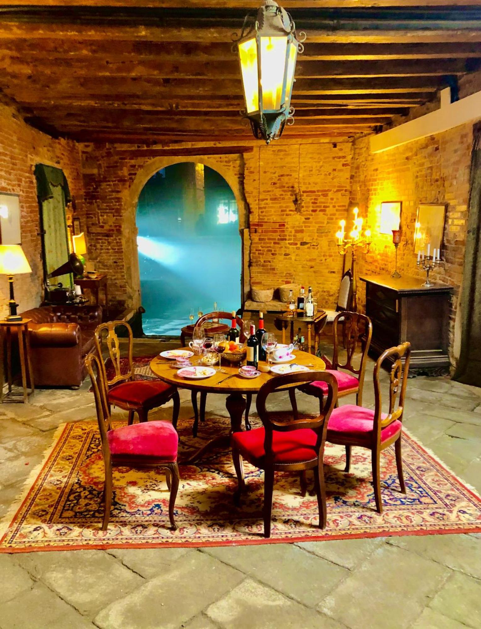 Console - Palais Historique & Romantique Inn Venecia