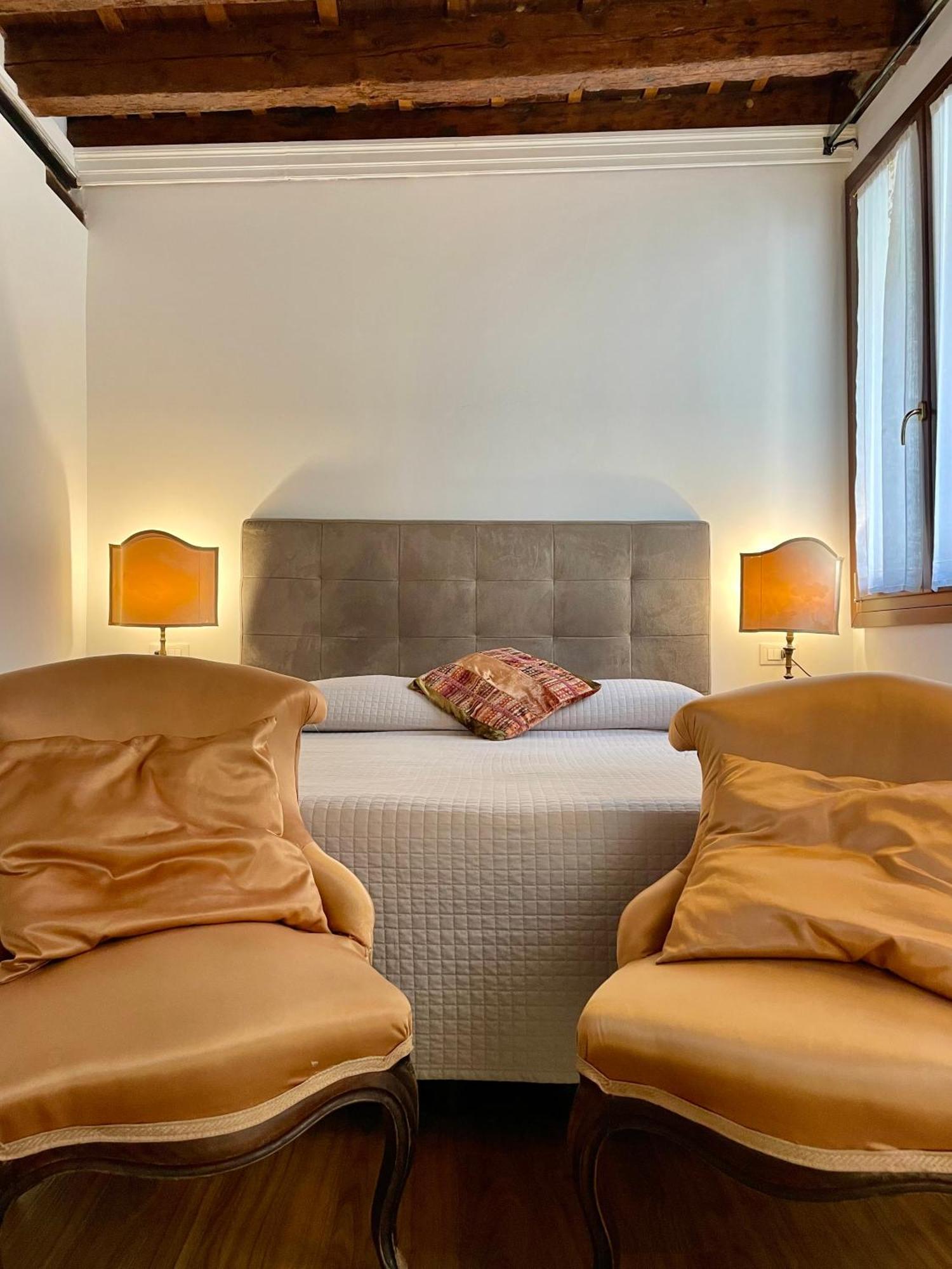 Console - Palais Historique & Romantique Inn Venecia