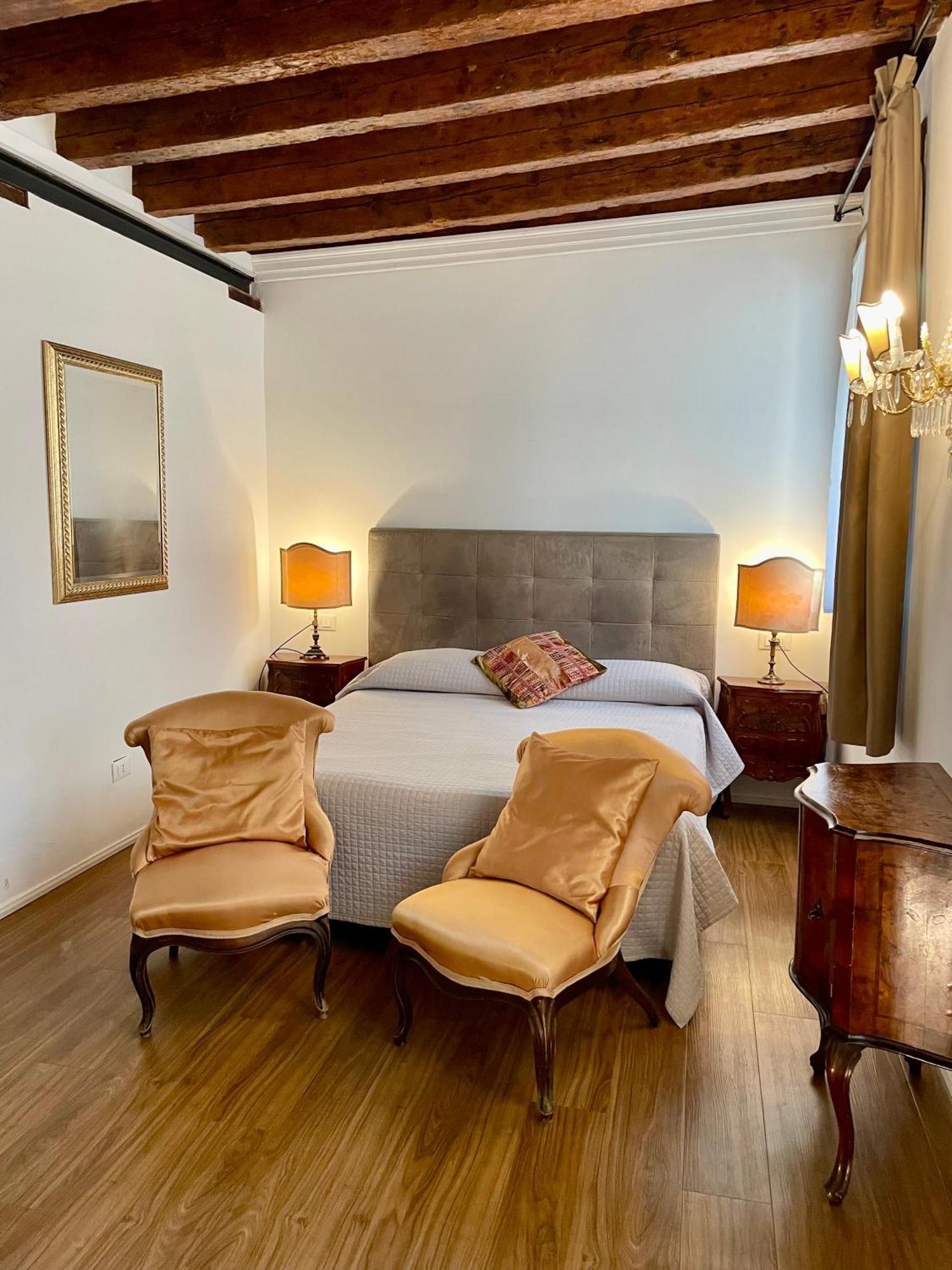 Console - Palais Historique & Romantique Inn *