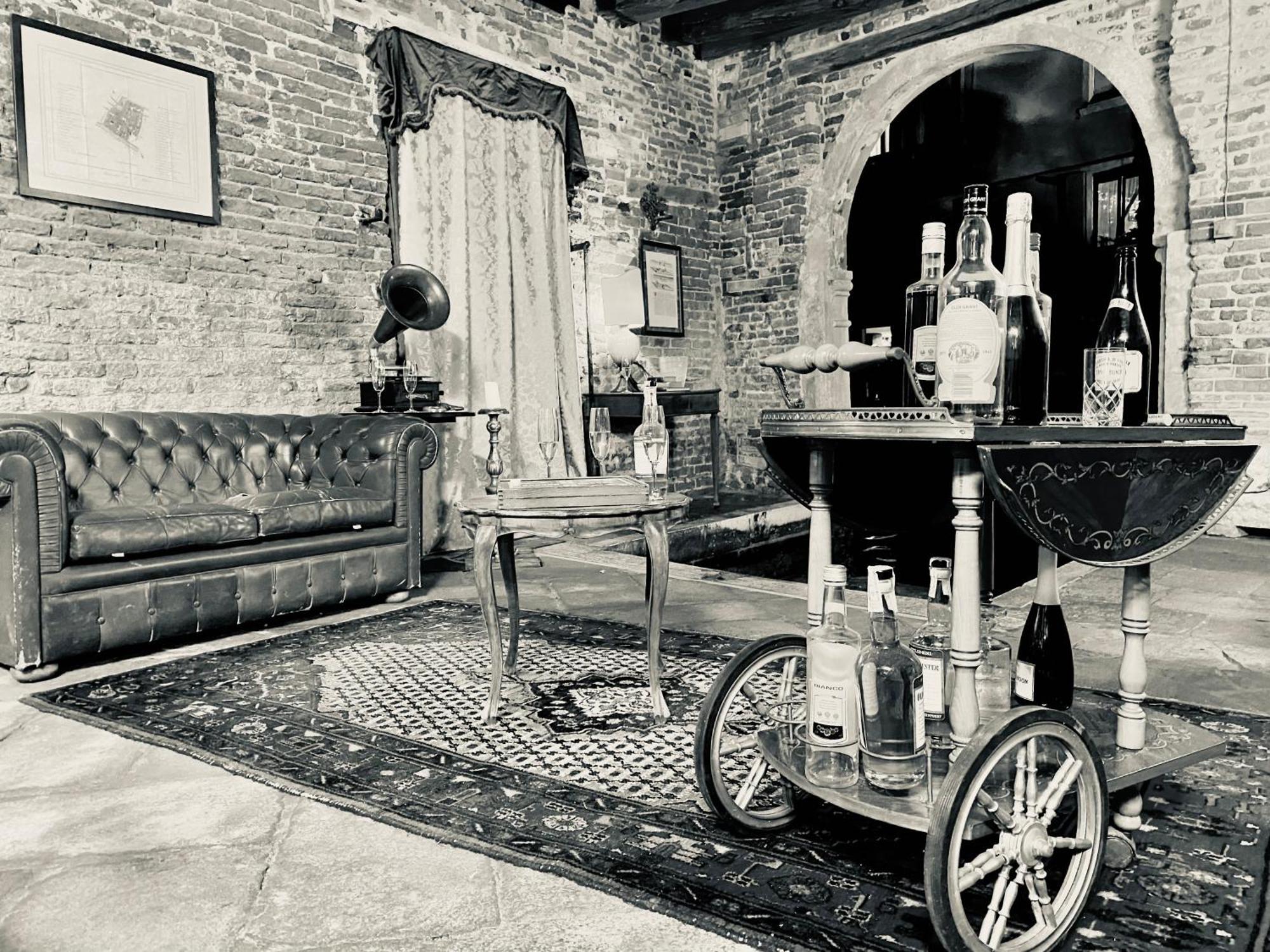 Console - Palais Historique & Romantique Inn Venecia