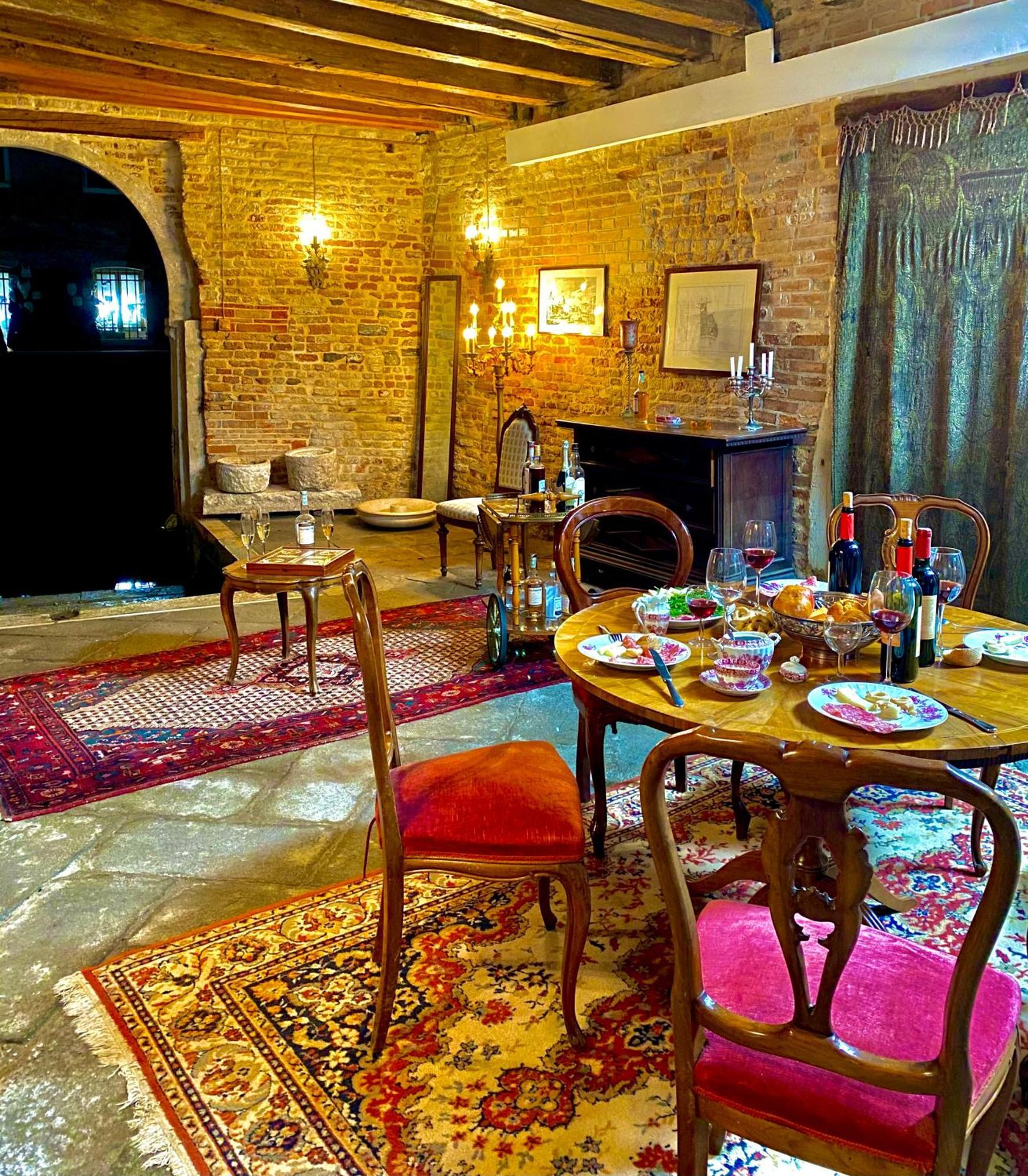 Console - Palais Historique & Romantique Inn