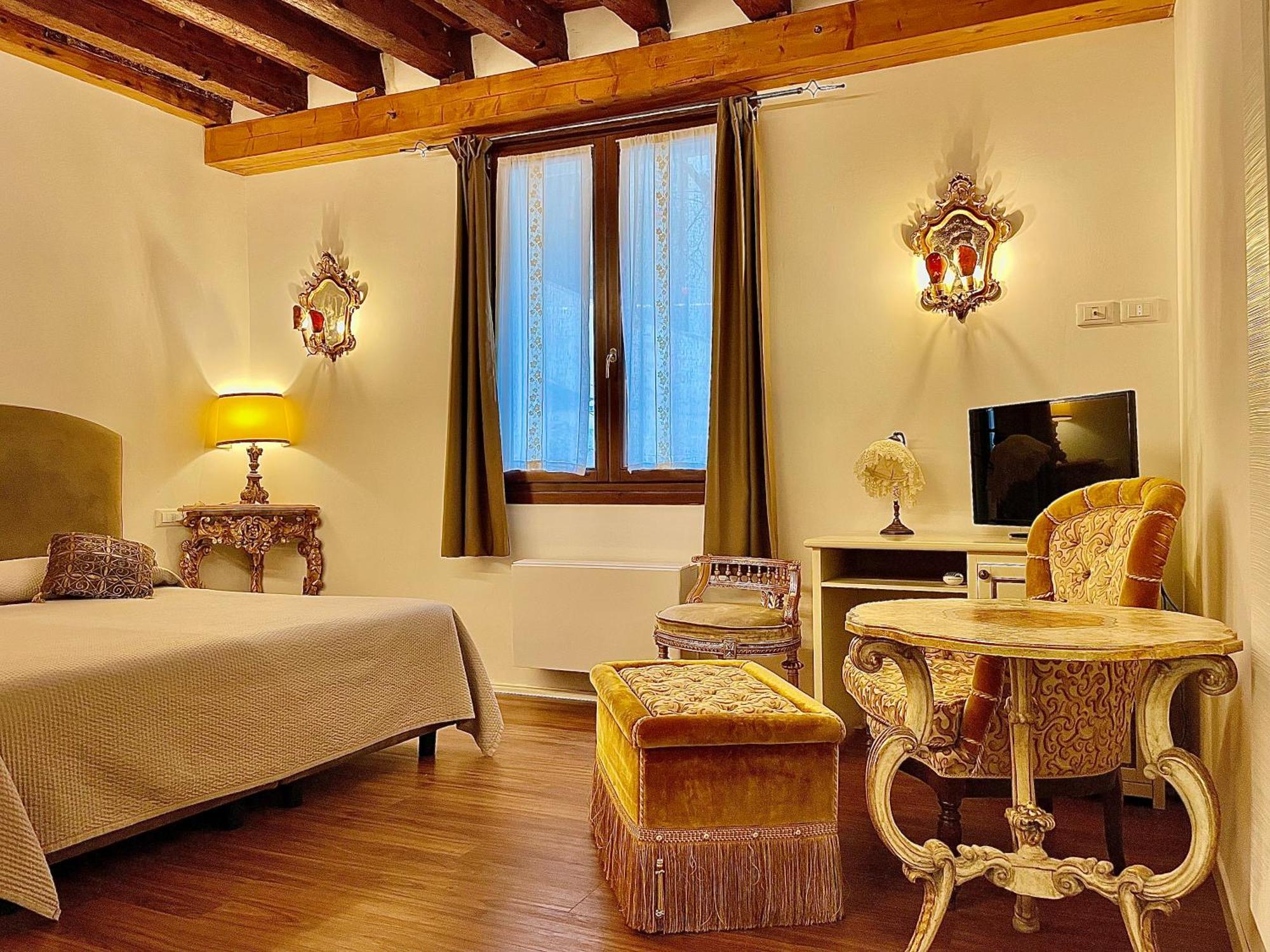 Console - Palais Historique & Romantique Inn Venecia