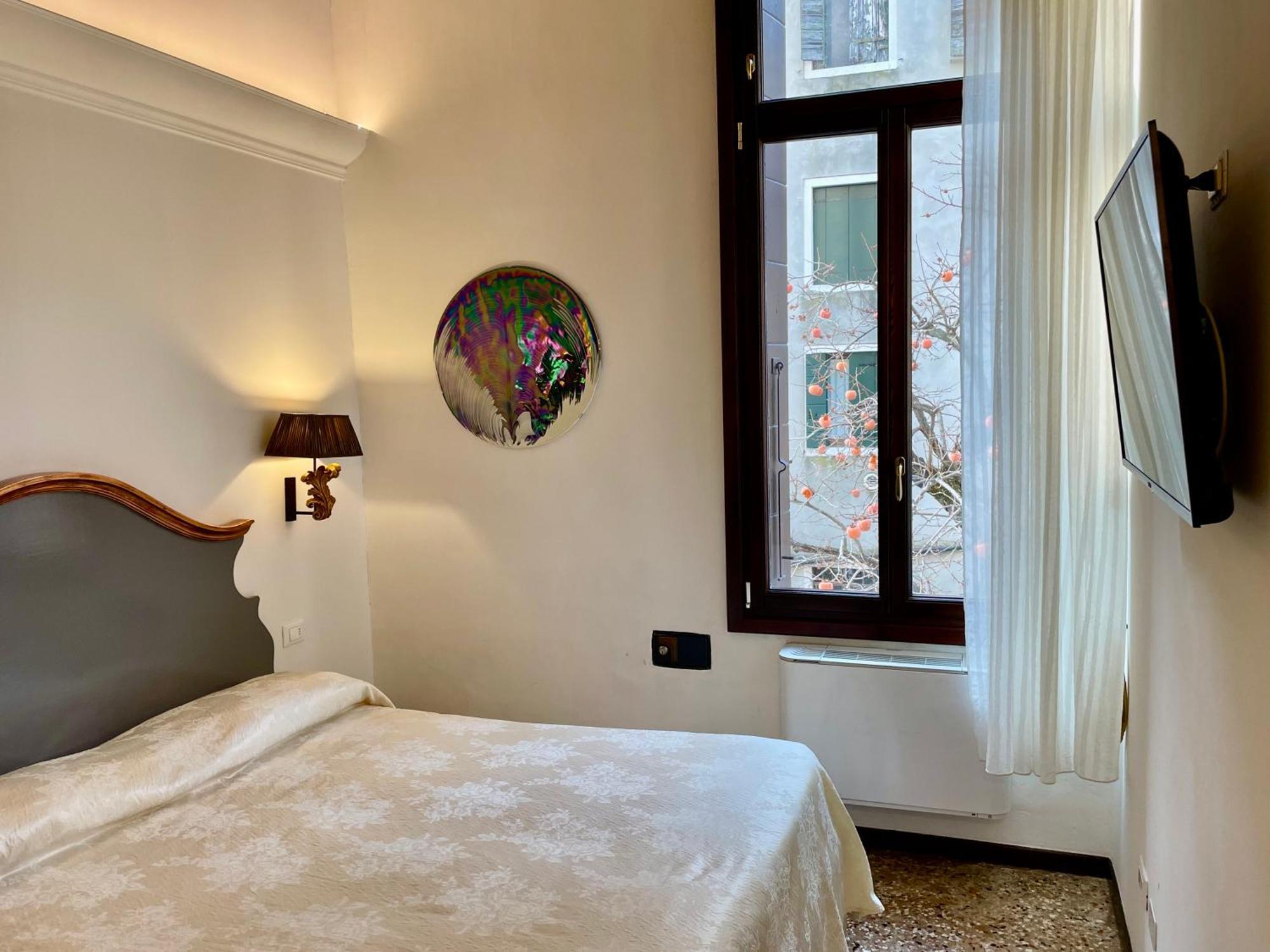 Console - Palais Historique & Romantique Inn *