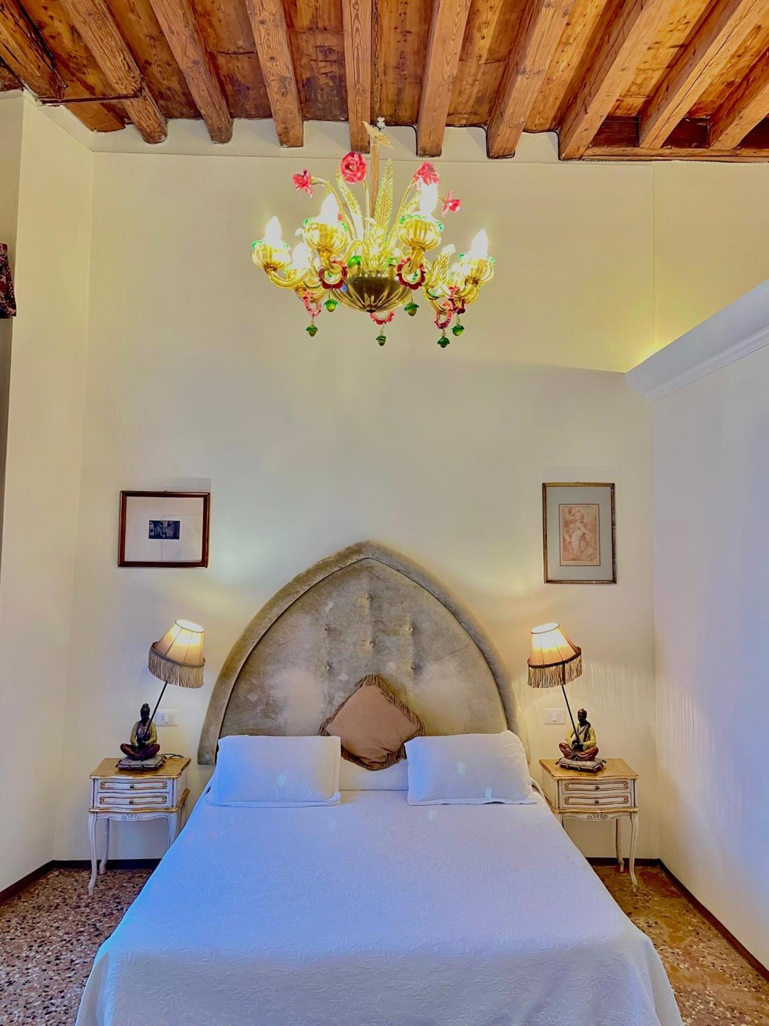 Console - Palais Historique & Romantique Inn *