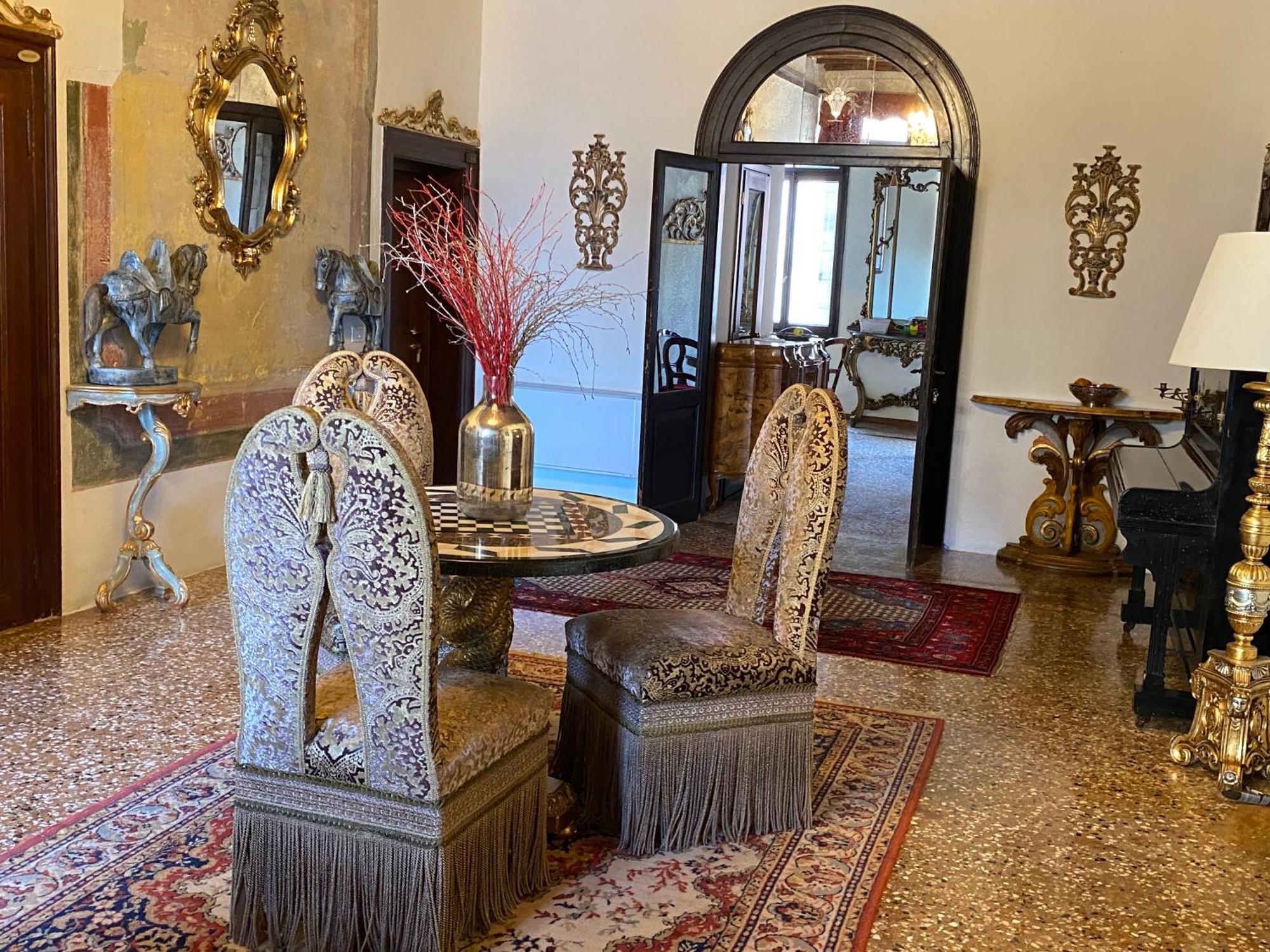 Console - Palais Historique & Romantique Inn *