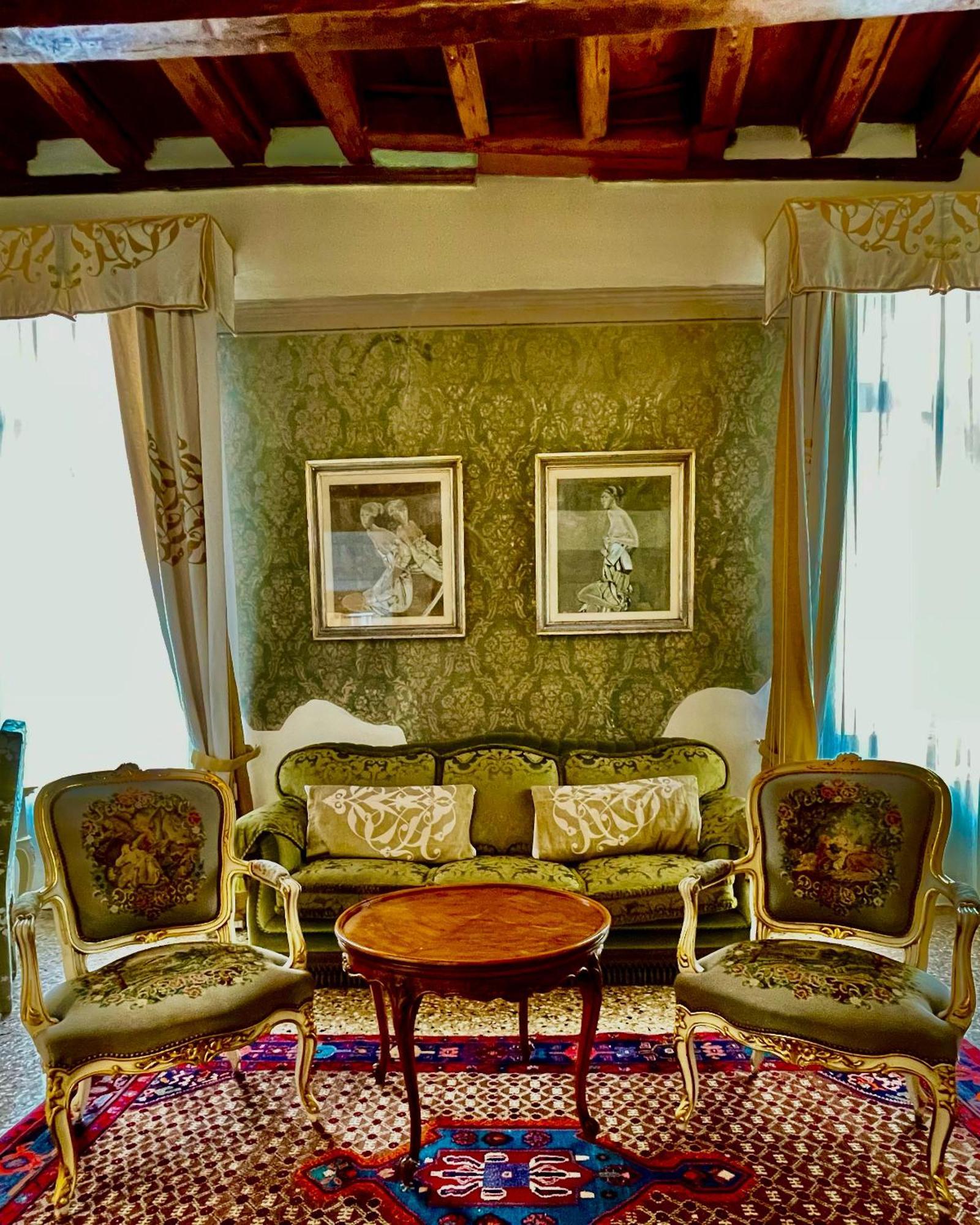 Console - Palais Historique & Romantique Zajazd