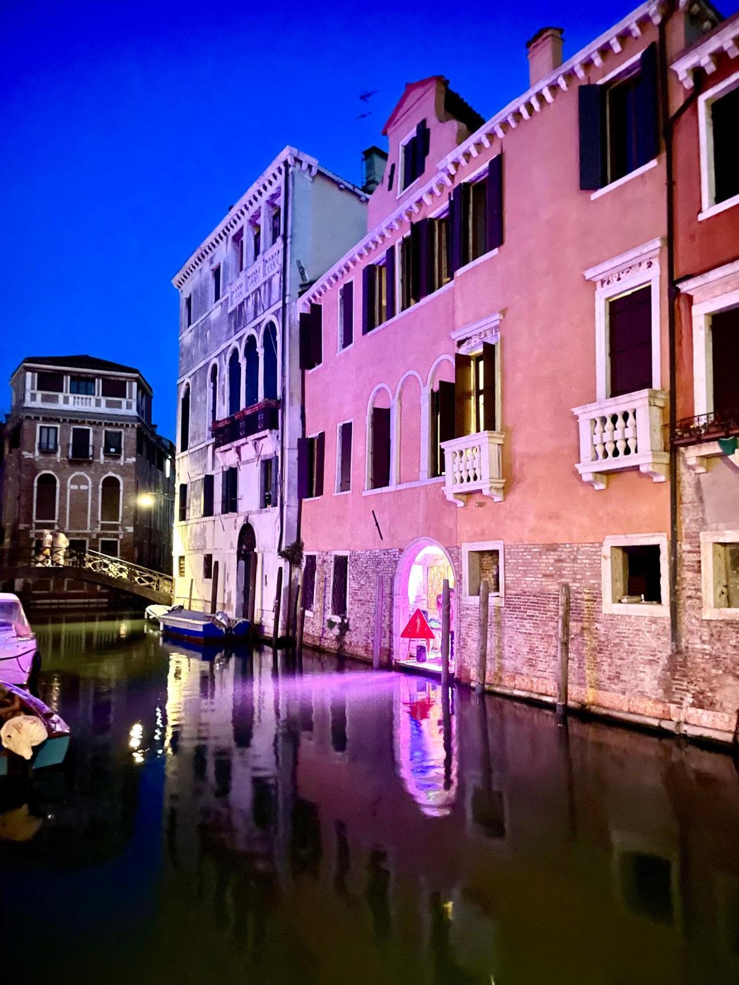 Inn Console Palais Venecia